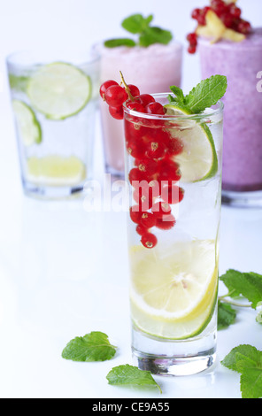 Brille von Soda mit Kalk und Frucht-smoothies Stockfoto