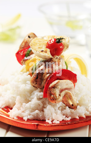 Huhn Schaschlik auf Bett von weißem Reis Stockfoto