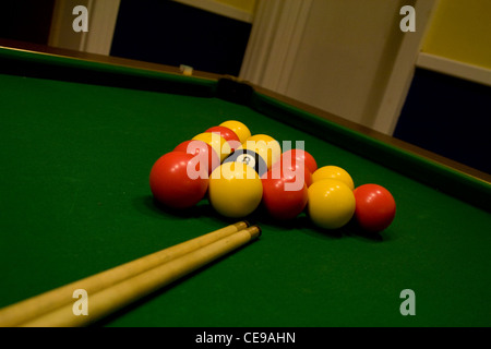 8 Ball Pool Balls zerbrach auf dem Tisch bereit für ein Spiel. Stockfoto