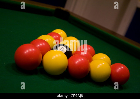 8 Ball Pool Balls zerbrach auf dem Tisch bereit für ein Spiel. Stockfoto