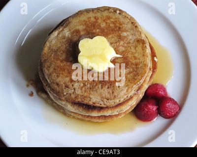 Leckere Pfannkuchen mit Sirup, Schmelzen von Butter und Himbeeren.  High Carb und Zucker essen. Stockfoto