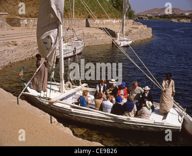 Feluke auf dem Nil zur Kitchener Insel, Aswan, Assuan Governorate, Ägypten Stockfoto