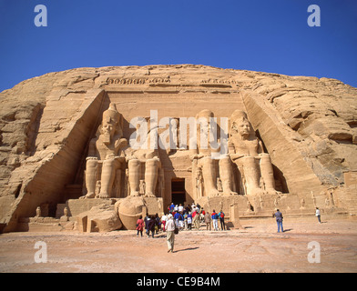 Großer Tempel von Ramses II, Abu Simbel, Assuan Governorate, Republik Ägypten Stockfoto