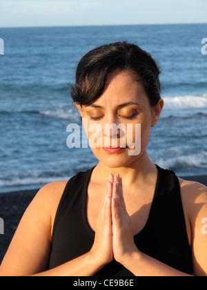 Namasté schöne Frau dabei die traditionellen Yoga-Gruß Stockfoto