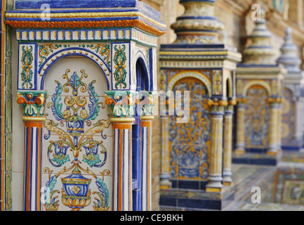 Die gefliesten Nischen der Provinzen entlang der Wände des Plaza de España in Sevilla, Spanien Stockfoto