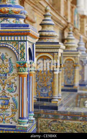 Die gefliesten Nischen der Provinzen entlang der Wände des Plaza de España in Sevilla, Spanien Stockfoto