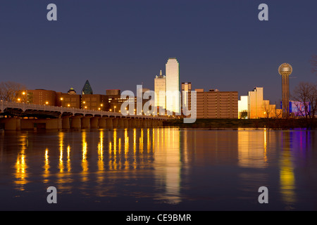 Die Skyline von Dallas, Texas am Abend spiegelt sich in den überfluteten Trinity River. Stockfoto