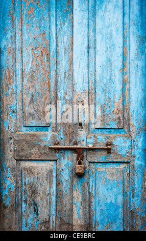 Alte blaue Holztüren auf einem ländlichen indischen Dorf Haus gesperrt. Indien Stockfoto