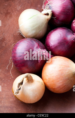 Nahaufnahme von gelben und roten Zwiebeln auf einem hölzernen Hintergrund Stockfoto