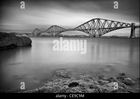 Die Forth Rail Bridge über den Firth of Forth in der Nähe von Edinburgh in Schottland, Vereinigtes Königreich Stockfoto