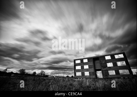 Mit Brettern vernagelt Wohnblock im Bereich Craigmillar von Edinburgh, Scotland, UK. Stockfoto