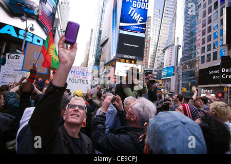 Demonstranten mit Zeichen als Amateur & professionelle Fotografen dokumentieren die Occupy Wall Street-Bewegung, Times Square 15. Oktober 2011 Stockfoto