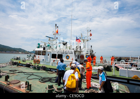 Taiwanesische Kosten Wache Mitglieder willkommen an Bord einer Gruppe von taiwanesischen Würdenträger auf einem Kutter Boot 15 August Matzu Island, Taiwa Stockfoto