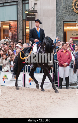 Reiter bilden eine Menorca Reitschule am Geschmack von Spanien, Regent Street, London Stockfoto