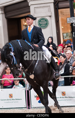 Reiter bilden eine Menorca Reitschule am Geschmack von Spanien, Regent Street, London Stockfoto