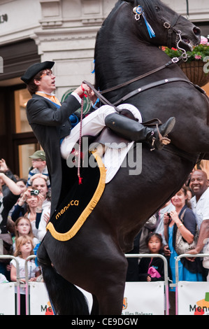 Reiter bilden eine Menorca Reitschule am Geschmack von Spanien, Regent Street, London Stockfoto