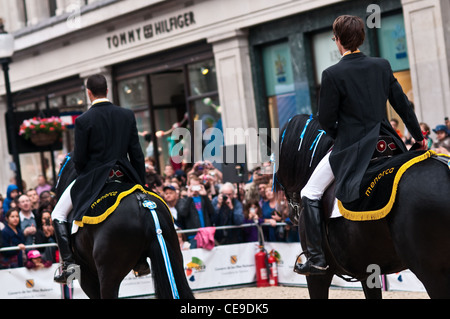 Reiter bilden eine Menorca Reitschule am Geschmack von Spanien, Regent Street, London Stockfoto