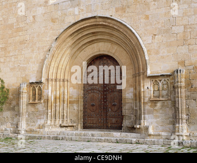 Spanien. Katalonien. Kloster Santes Creus. Kirche. 13. Jahrhundert. Tür. Stockfoto