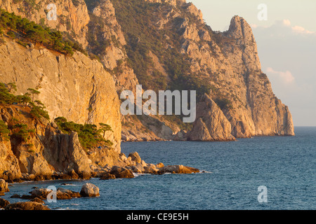 Schöne Berg am Meer bei Sonnenuntergang Stockfoto