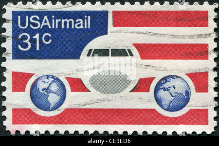 USA - ca. 1976: Eine Briefmarke gedruckt in den USA zeigt das Flugzeug, Globen und Flagge, ca. 1976 Stockfoto