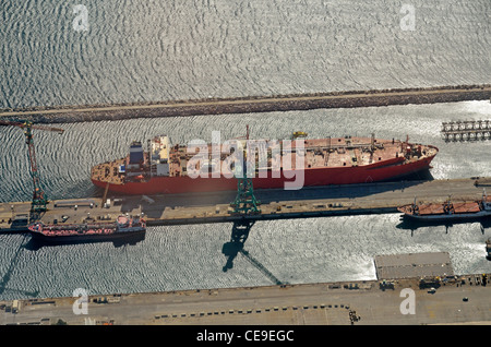 LNG (Liquefied Natural Gas) Tanker im Hafen, Luftaufnahme, Marseille, Frankreich Stockfoto