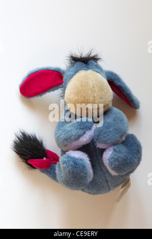 Kuscheliges Stofftier Eeyore von Winnie The Pooh isoliert auf weißem Hintergrund Stockfoto