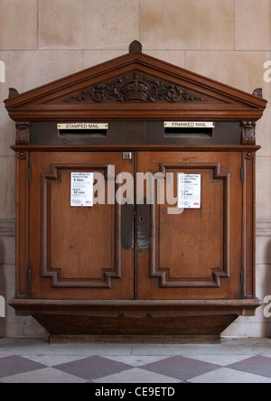 Old-fashioned, Holz Briefkasten am Eingang zur Royal Academy of Arts, Piccadilly, London, England. Stockfoto