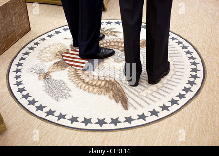 Präsident Barack Obama steht mit Senator Chuck Schumer auf dem Präsidenten-Siegel im Oval Office nach einem Treffen mit Senat demokratische Führung 7. Dezember 2011 in Washington, DC. Stockfoto