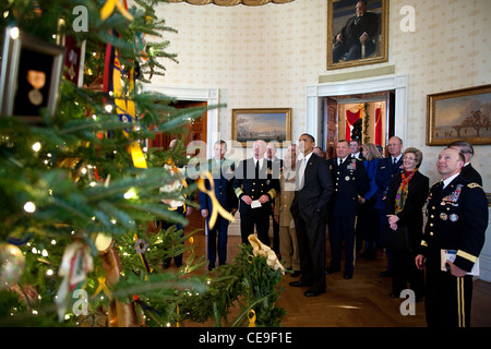 Präsident Barack Obama zeigt militärische Beamte des weißen Hauses Weihnachtsbaum im blauen Zimmer nach einem Budget treffen 1. Dezember 2011 in Washington, DC. 18-Fuß-6 Zoll Balsam Fir schmückte mit Weihnachtskarten von militärischen Kinder und Ornamente mit Medaillen, Abzeichen und Patches erstellt Stockfoto