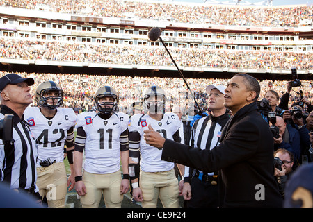 Präsident Barack Obama führt den Münzwurf vor dem jährlichen Army vs. Navy Fußballspiel bei FedEx Field 10. Dezember 2011 in Landover, Maryland. Stockfoto