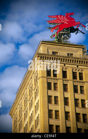 Downtown Dallas Rot fliegenden Pegasus Pferd Texas USA Stockfoto