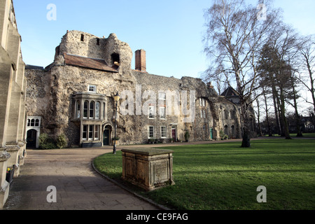 Die Westfassade des Bury St Edmunds Abbey, in denen eine Reihe von Häusern wurden im 16. und 18. Jahrhundert gebaut. Stockfoto