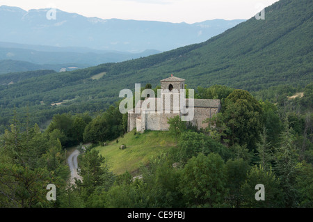 Ein Blick vom kleinen abgelegenen Dorf Gigors der alten romanischen Kirche St. Peter und die bergige Landschaft des Vercors. La Drôme, Frankreich. Stockfoto