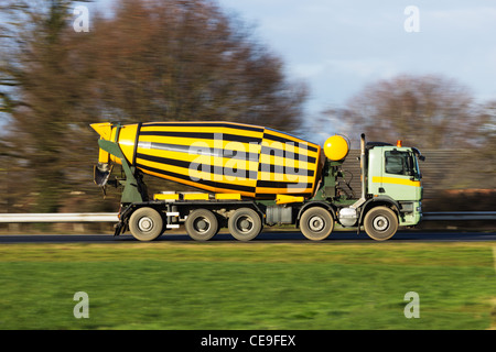 Zement-LKW auf der Autobahn Stockfoto