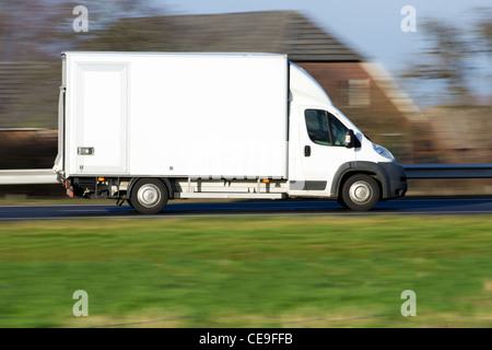 Weißer Lieferwagen auf der Autobahn Stockfoto