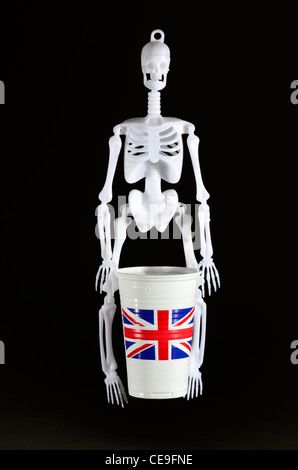 Gruseliges Skelett mit Kunststoff-Cup und Union Jack-Flagge Stockfoto