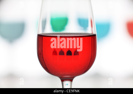 Nahaufnahme von Glas gefärbt mit Reflexion und Unschärfe Hintergrund Stockfoto