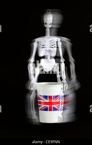 Gruseliges Skelett mit Plastikbecher mit Union Jack-Flagge Stockfoto