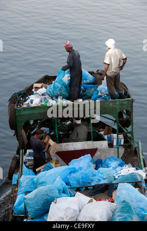 Garbage Barge sammelt den Müll aus Kreuzfahrt Schiffe, Nil, Luxor, Ägypten, Afrika. Stockfoto