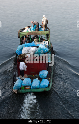 Garbage Barge sammelt den Müll aus Kreuzfahrt Schiffe, Nil, Luxor, Ägypten, Afrika. Stockfoto