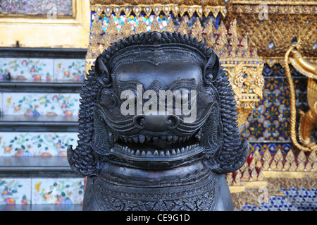 Löwe-Wächter außerhalb Wat Phra Kaeo Tempel, Grand Palace, Bangkok, Thailand Stockfoto