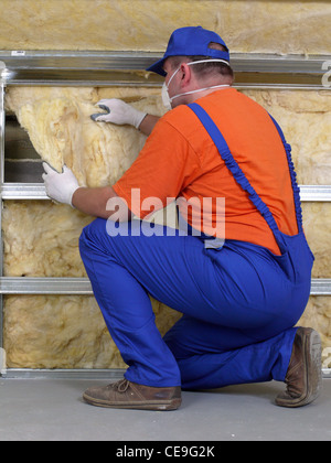 Bauarbeiter, die thermisch isolierende Haus Dachboden mit Mineralwolle Stockfoto