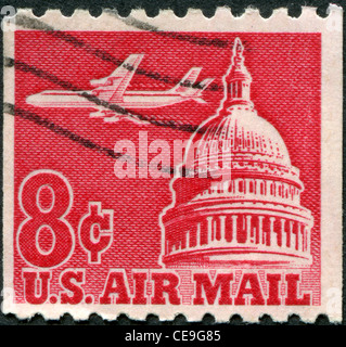 USA - ca. 1962: Eine Briefmarke gedruckt in den USA, zeigt einen Jet Airliner (Douglas DC-8) über Capitol, ca. 1962 Stockfoto