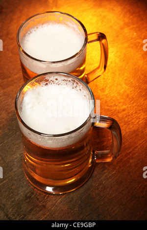 Zwei Bier Krüge Nahaufnahme auf Holztisch Stockfoto