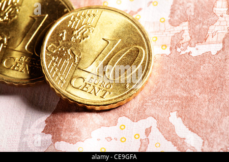 Euro-Zone - 10 Euro-Cent-Münzen hautnah auf Banknote Stockfoto