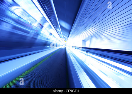 Rolltreppe in Bewegung im modernen Business-center Stockfoto