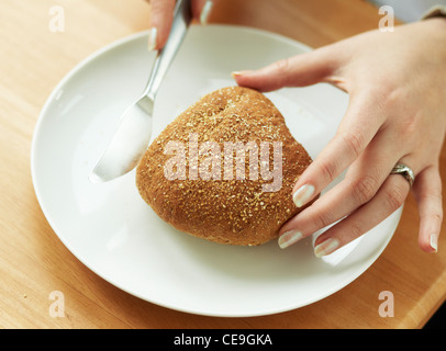 Frau mit breadbun Stockfoto