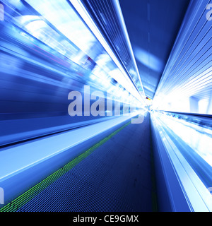 Rolltreppe in Bewegung im modernen Business-center Stockfoto