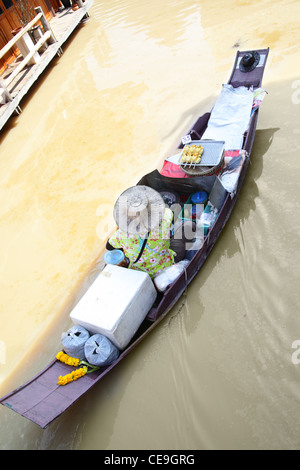 Frau im Boot am schwimmenden Markt, Thailand Stockfoto