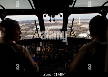 Die Tidal Basin und Washington Monument sind sichtbar aus dem Cockpit eines Marine One während Präsident Barack Obama Flug von gemeinsamen Basis Andrews ins Weiße Haus 20. Dezember 2011 in Washington, DC. Stockfoto